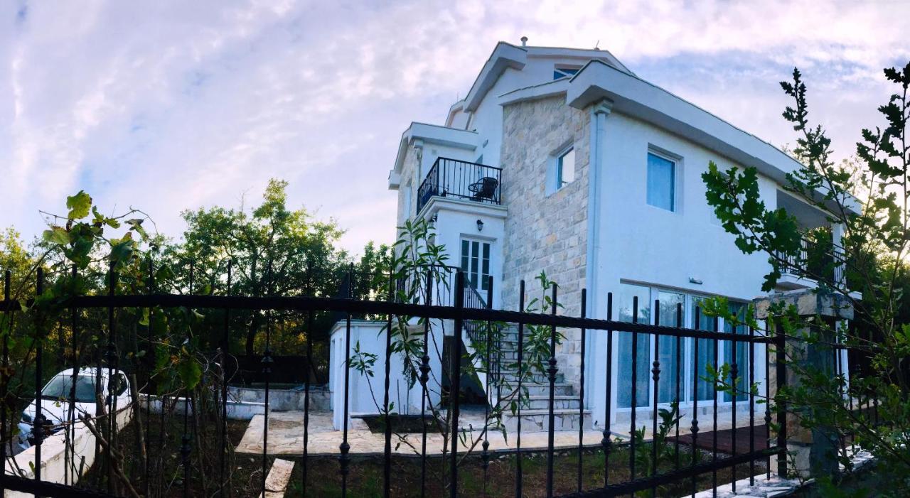 Patrick House Villa ติวัต ภายนอก รูปภาพ